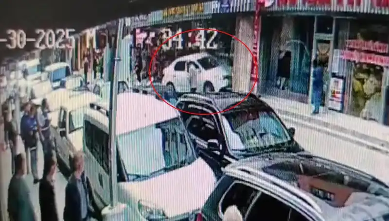 Alkollü Sürücü Mağazaya Girdi, Çocuklar Son Anda Kurtuldu!