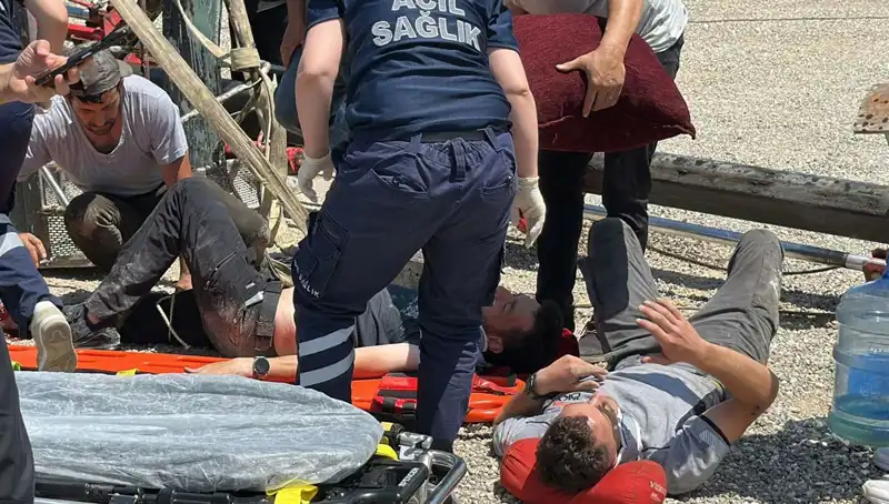 Bayrak Asma İşlemi Korku Dolu Anlara Sahne Oldu: Vinç Devrildi!