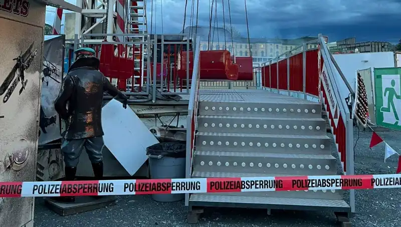 Dönen Salıncak, Reklam Direklerine Çarparak Facianın Eşiğinden Döndü