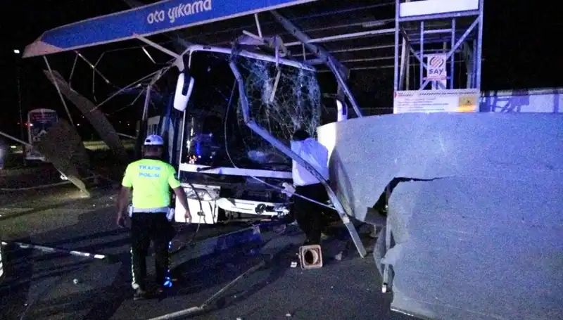 Otobüs Oto Yıkamaya Daldı: Kazada 8 Yaralı!