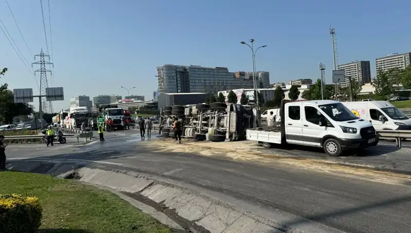 D-100 Yan Yolda Beton Mikseri Devrildi: Trafik Durumu Ciddi Şekilde Etkilendi