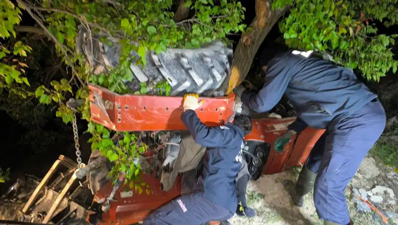 Kontrolden Çıkan Traktör Devrildi: Sürücünün Dramı