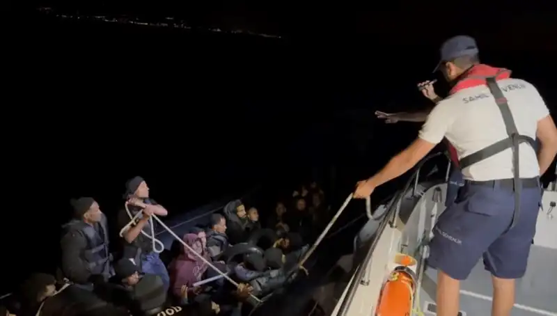 Çeşme'de Kaçak Göçmen Faciası: Denizde Sürüklenen 42 Kişi Kurtarıldı