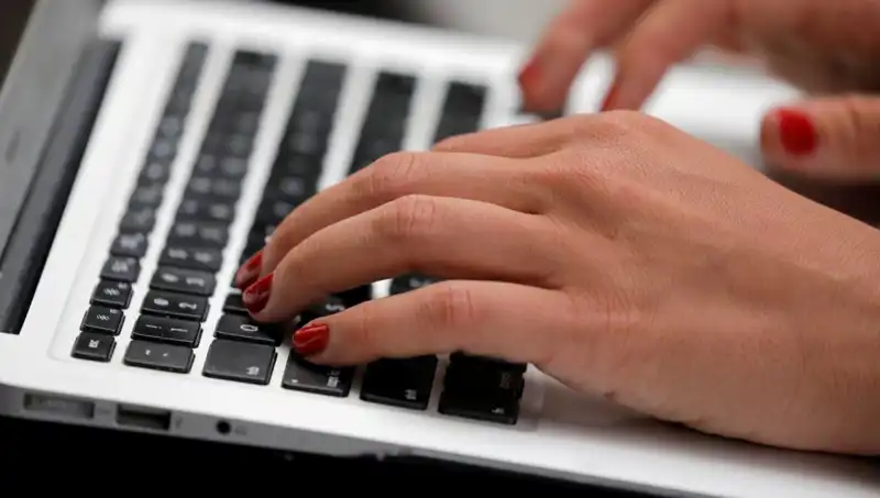 Laptop Mikrofonları Kapalıyken Dinleniyor: Bilinmeyen Tehlike