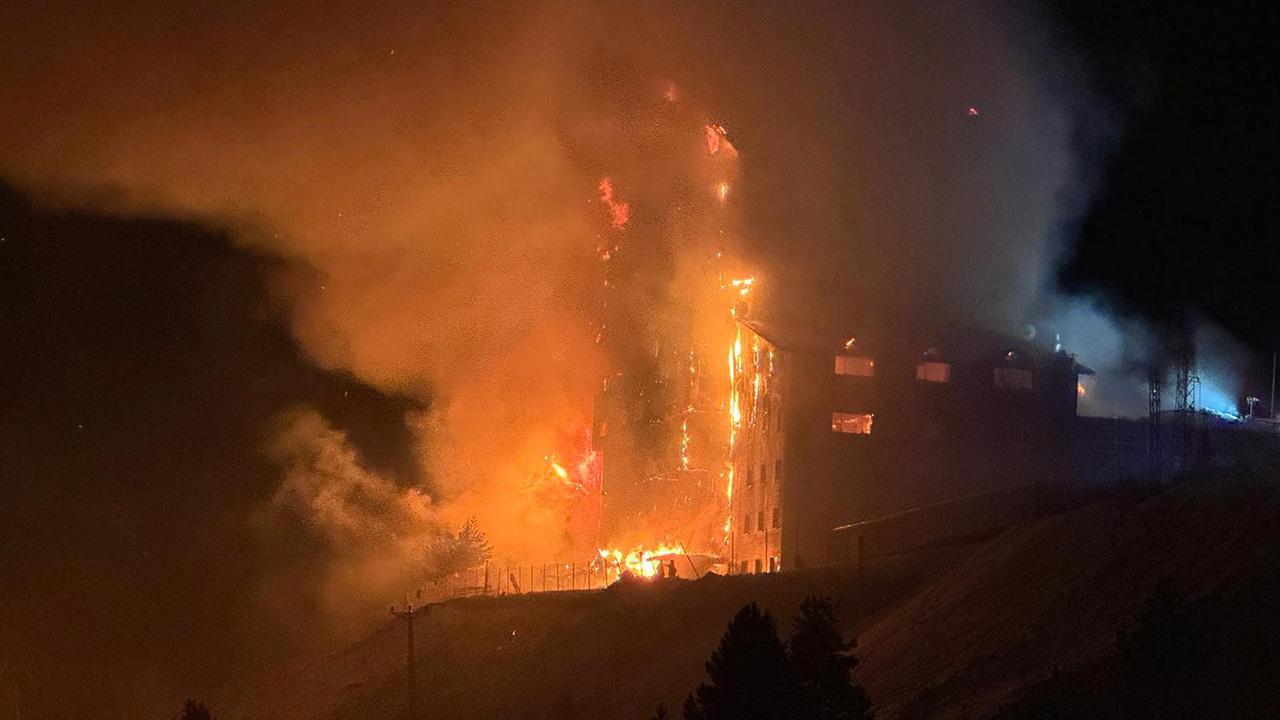 Kartalkaya Kayak Merkezi'nde Otel Yangını Şok Etti