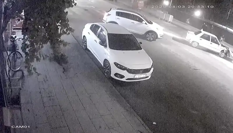 Yayalara Yol Vermek İsteyen Sürücüye Arkadan Çarpan Araç Kazası