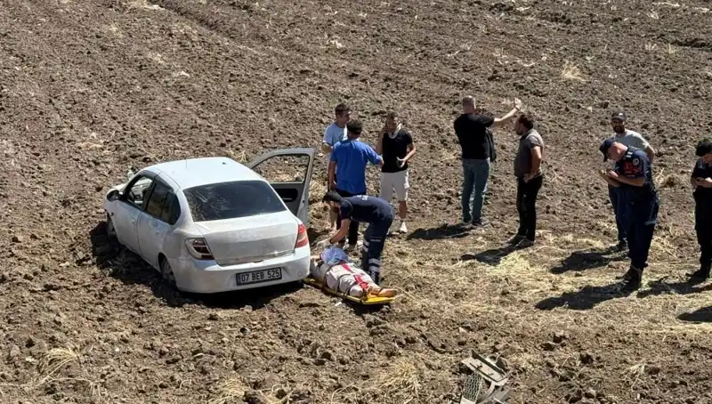Osmaniye'de Şok Kaza: Otomobil Tarlaya Uçtu, Üç Kişi Yaralı!