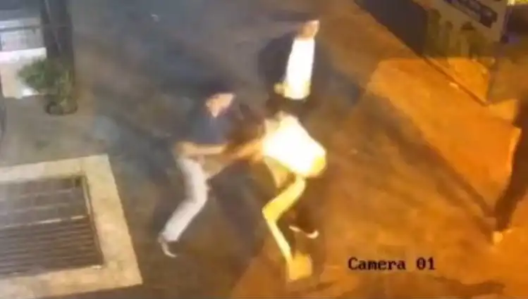 İstanbul Sokaklarında Tekmeli Yumruklu Kavga: Olay Anı Kamera ile Kaydedildi