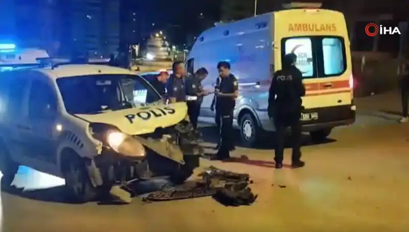 Ankara'da Polis Aracına Çarpan Hafif Ticari Araçta Neler Oldu?
