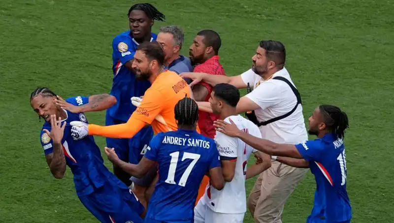 Tarihin En Gerilim Dolu Finalinde Tekme Tokat Ulaşan Futbol Savaşları