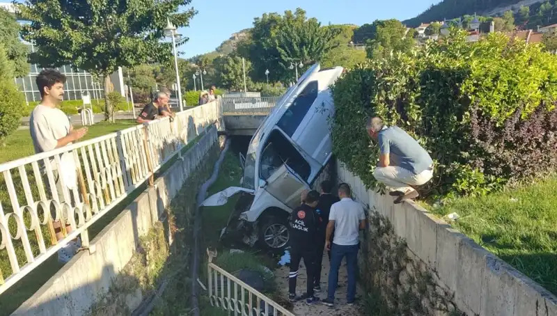 Muğla'da Sürücünün Direksiyon Manevrası Kaza ile Sonuçlandı