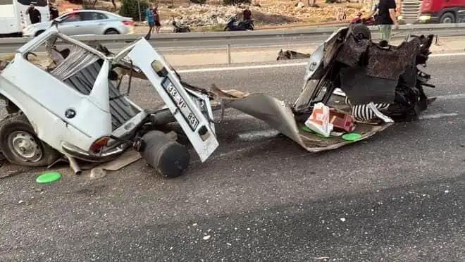 Bariyere Çarpan Araç Korkunç Bir Kazaya Neden Oldu: 1 Ölü, 1 Yaralı