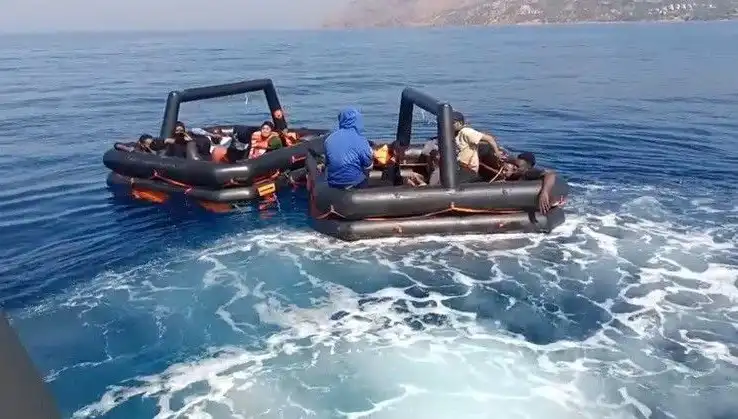 Ayvacık'ta Tehlikeli Yolculuğa Çıkan 19 Kaçak Göçmen Kurtarıldı
