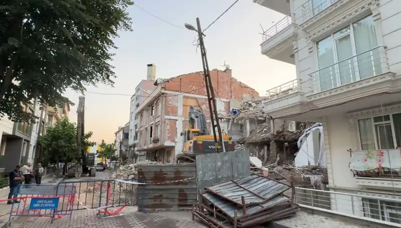 Yıkım Sırasında Kopan Elektrik Kabloları İki Sokağı Karanlığa Gömüverdi