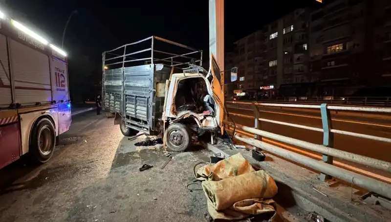 Yolda Korkutan Kaza: Kamyonet Yön Tabelasına Çarptı!