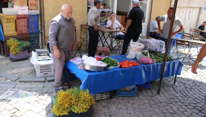 Dağlarda Kendiliğinden Yetişen Şifalı Bitki: Pazarda 30 TL’den Alıcı Buluyor