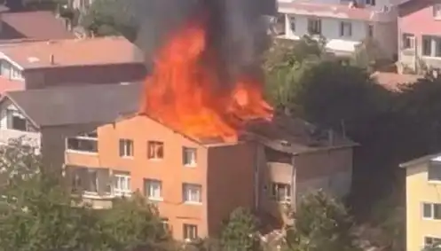 İstanbul'da Büyük Yangın Paniği: Dört Kişi Hayat Mücadelesi Verdi
