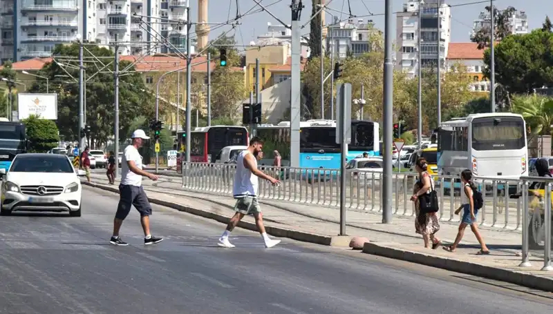 Trafikte Ölümcül Bilinçsizlik: İkinci Sıraya Yerleşti, Dikkatleri Çekiyor!