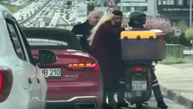 D-100'de Yaşanan Korkunç Olay: Motokuryeye Silah Çeken Sürücü
