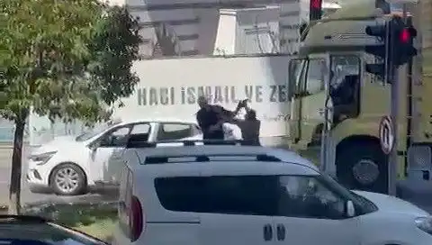 İstanbul Trafiğinde Şok Edici Olay: Çekiçle Dehşet Salan Şahıs!