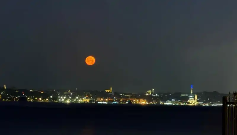 Çilek Dolunayı İstanbul'u Kendi Büyüsüyle Aydınlattı
