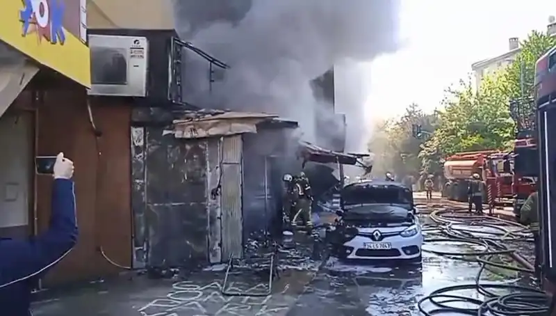 Ümraniye'de Hediyelik Eşya Dükkanında Çıkan Yangın Tedirginlik Yarattı