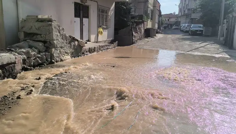 İlçede İçme Suyu Hattı Patladı, Çarşıda Su Baskını Panik Yarattı