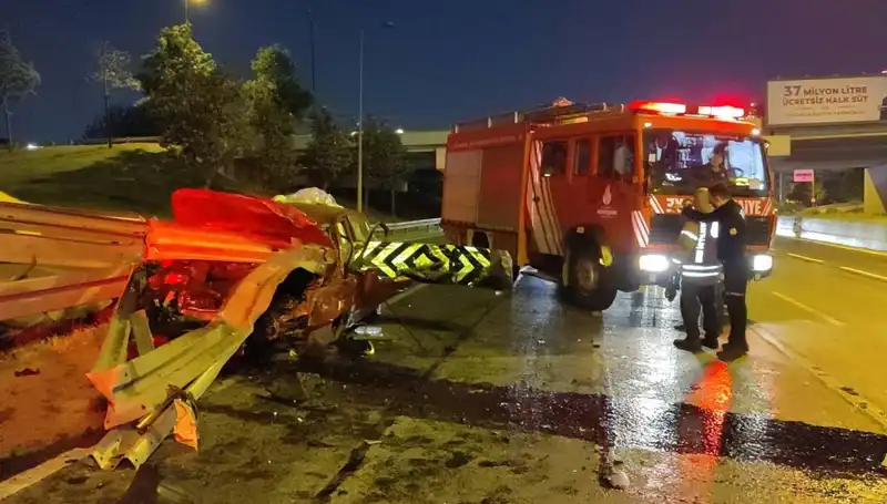 Bariyerin Saplandığı Kaza: Sürücü Ağır Yaralı, Olay Yerinde Şok!