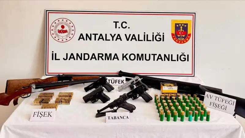 Antalya'da Ruhsatsız Silah Operasyonunda 15 Kişi Gözaltına Alındı