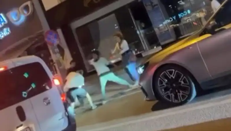 Cadde Boks Ringi Oldu: Yumruklar Havada Uçuştu!