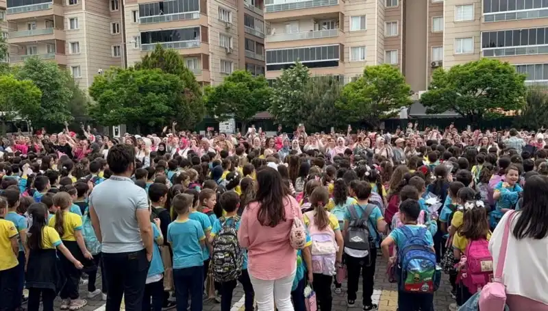 Öğrencilerden Annelere Duygusal Bir Sürpriz: Gözyaşlarıyla Karşılandılar
