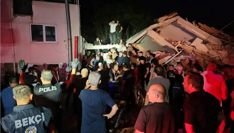 Balıkesir Sındırgı'da Şiddetli Deprem: 1 Ölü, 29 Yaralı!