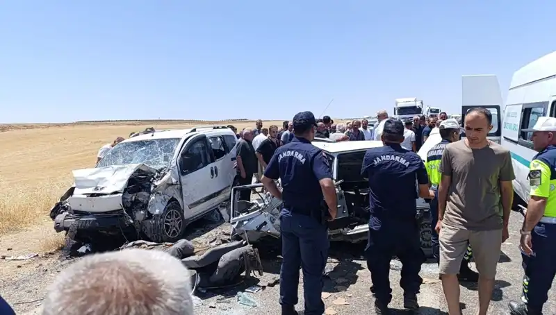 Otomobil ve Hafif Ticari Araç Çarpıştı: 4 Kişi Hayatını Kaybetti