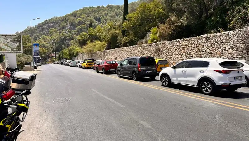 Fethiye-Ölüdeniz Yolunda Tatilci Yoğunluğu: Üç Kilometrelik Kuyruk Sorun Oluyor