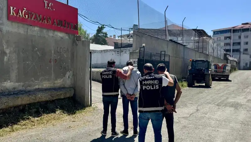 Kars'ta Uyuşturucu Operasyonu: İki Şahıs Tutuklandı, İlgili Cezalar Bekleniyor