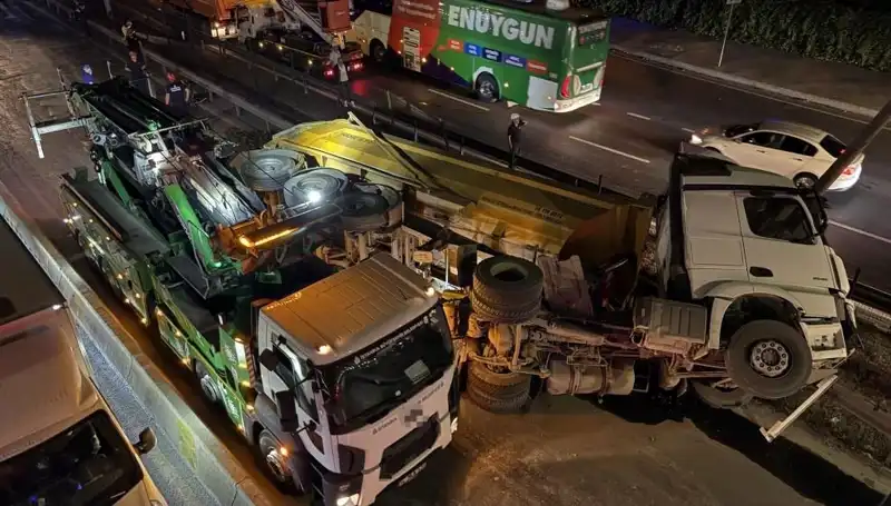 Moloz Yüklü Hafriyat Kamyonu Devrildi: Kaza Anının Detayları ve Sonrası