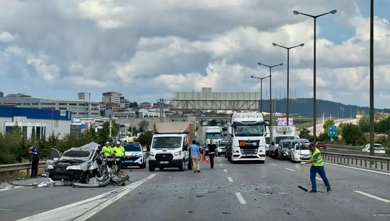 Otoyolda Korkunç Kaza: Üç Kişi Araç İçinde Sıkıştı, Trafik Kilitlendi