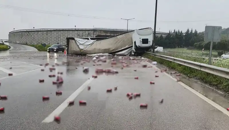 TIR Kazası Sonrası Yolda İçki Saçıldı: Olayın Ayrıntıları!