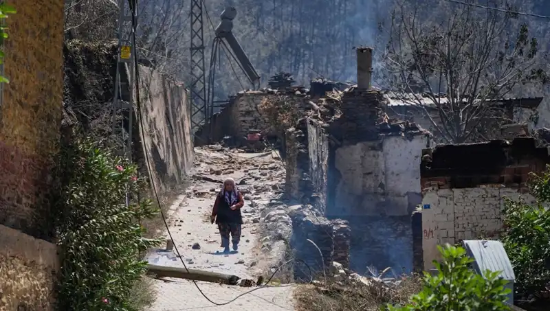 İzmir ve Bilecik'te Yangınlar: 415 Bina ile Tahribatın Acı Peygamberi