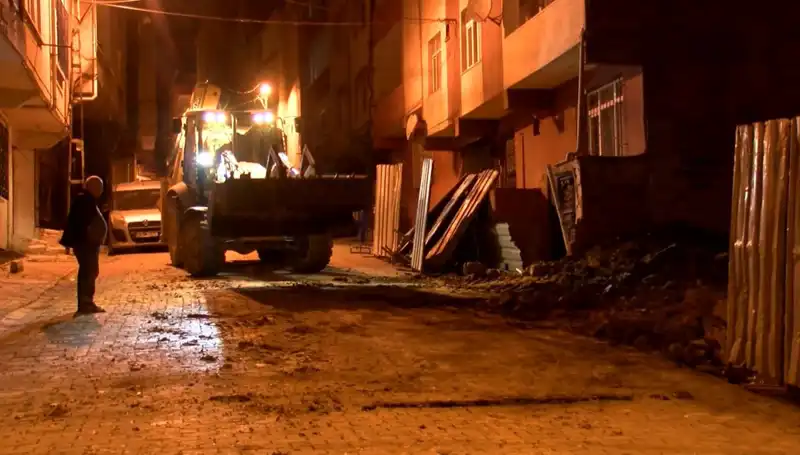 Bağcılar'da Eğilen Bina Tahliye Edildi: Tehlike Ortadan Kaldırıldı mı?