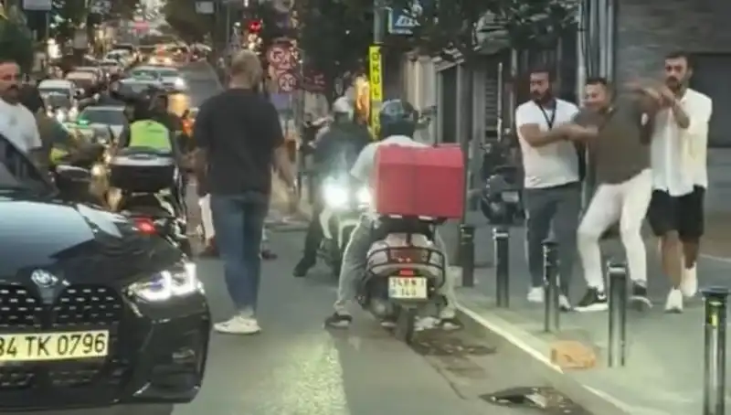 Nişantaşı'nda Yol Verme Kavgası: Sopalı Saldırı Güvenlik Kamerasına Yansıdı