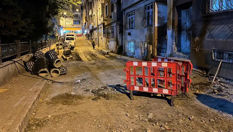 Bayrampaşa'da Altyapı Çalışmaları Sırasında Beklenmedik Rögar Kapağı Patladı