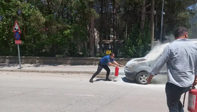 Emniyet Binası Önünde Yangın: Alev Alan Araç, Polis Tarafından Söndürüldü