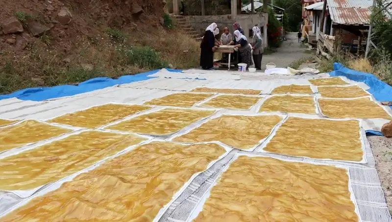 Dev Kazanlarda Odun Ateşiyle Hazırlanan Geleneksel Kış Çorbası
