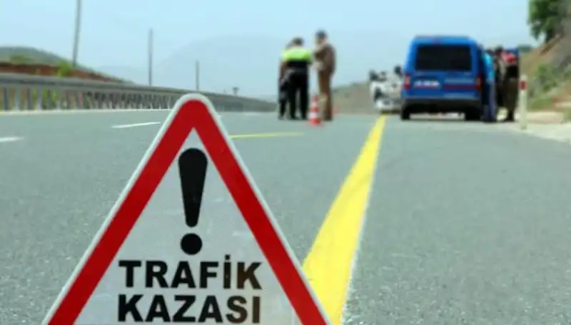 Otomobil ve Hafif Ticari Araç Çarpışması: Üzücü Kaza Altı Can Aldı