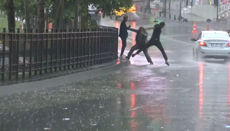 Meteoroloji'den İstanbul ve İzmir İçin Turuncu Kodlu Uyarı: Ne Bekleniyor?