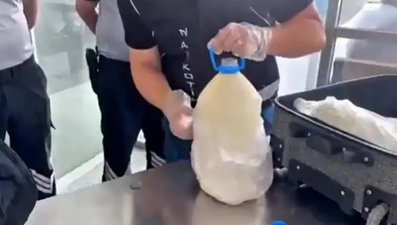 Havalimanında Süt Şişesi İçinde 12 Kilogram Uyuşturucu Ele Geçirildi