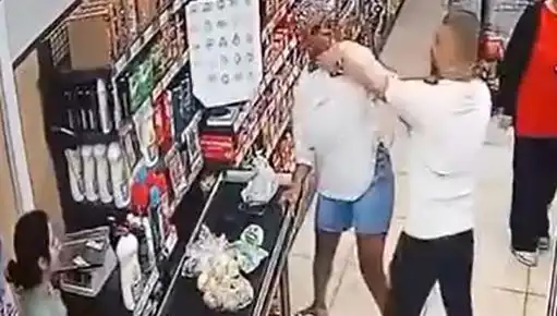 Markette Kasa Önünde Yaşanan Şok Olay! Çocuklarının Gözünde Kadına Saldırdı