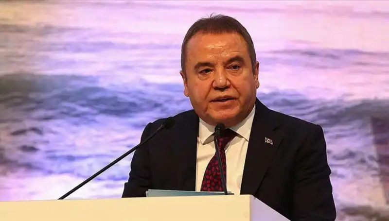 Antalya'nın Kalbinde Muhittin Böcek: Belediye Başkanının Hayat Hikayesi