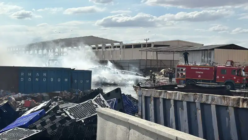 Aksaray'da Geri Dönüşüm Fabrikasında Çıkan Yangın, Şehirde Panik Yarattı